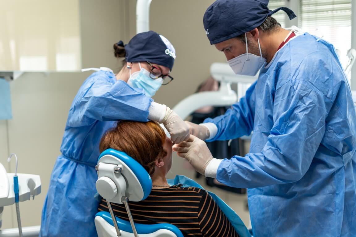 Dr. Merino trabajando