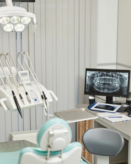 Consultorio dental con radiografía panorámica