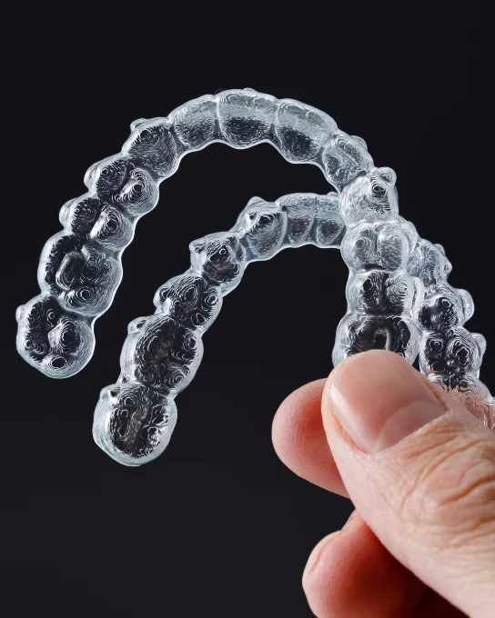 Alineadores Invisalign transparentes